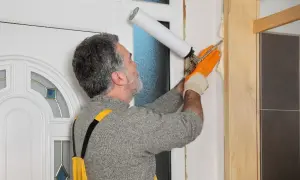 Ile naprawdę kosztuje wstawienie drzwi wewnętrznych? Sprawdź ceny i oszczędzaj!