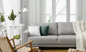 Jakie poduszki wybrać do szarej kanapy, aby ożywić wnętrze?