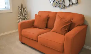Jakie dodatki do rudej kanapy sprawią, że wnętrze nabierze stylu?