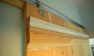 Jak zrobić drzwi przesuwne do wiaty krok po kroku – prosty poradnik DIY