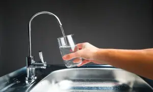 Czy warto filtrować wodę z kranu? Korzyści, wady i wpływ na zdrowie