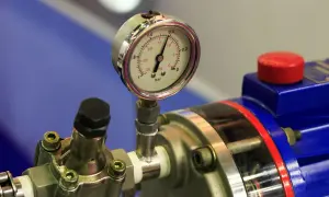 Jakie ciśnienie wody w kranie jest optymalne i jak uniknąć problemów z instalacją?