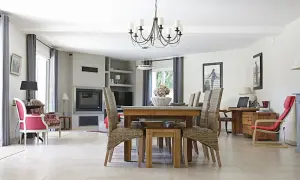 Jak wybrać idealny żyrandol do salonu? Porady, style i inspiracje