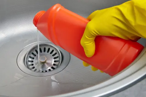 Jak skutecznie pozbyć się nieprzyjemnego zapachu z zlewu – proste sposoby