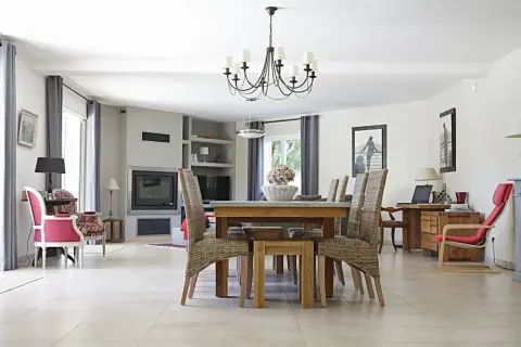 Jak wybrać idealny żyrandol do salonu? Porady, style i inspiracje