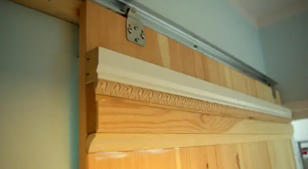 Jak zrobić drzwi przesuwne do wiaty krok po kroku – prosty poradnik DIY