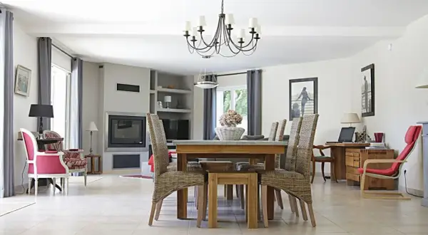 Jak wybrać idealny żyrandol do salonu? Porady, style i inspiracje