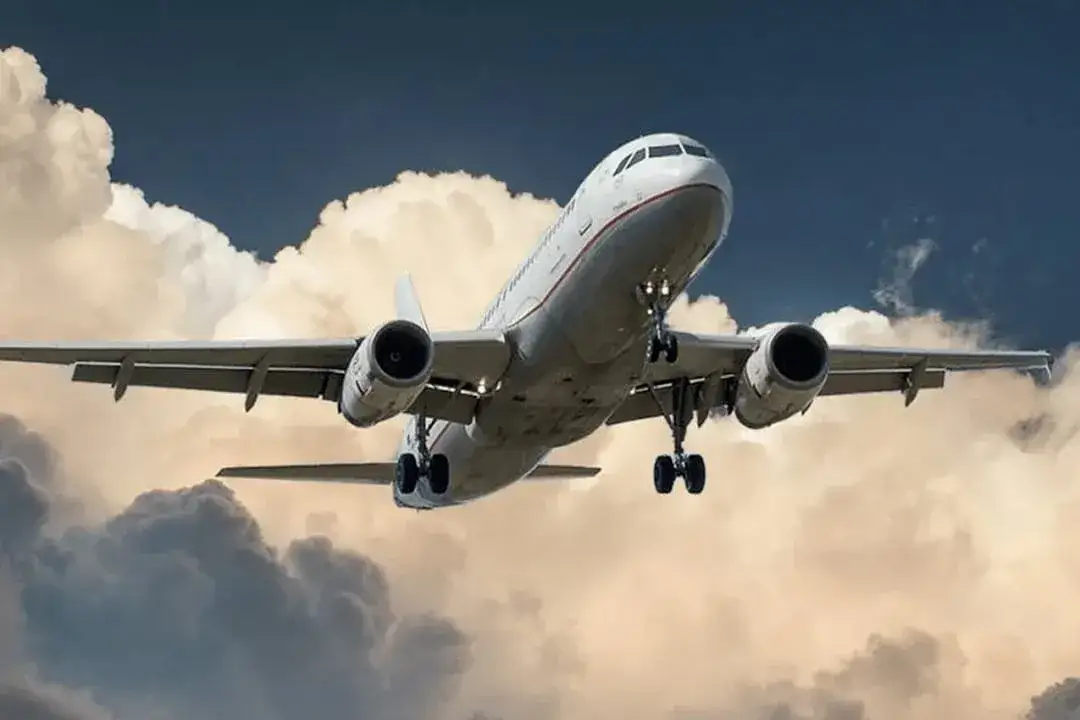 Zdjęcie Czy można zabrać poduszkę do samolotu Ryanair? Oto co musisz wiedzieć