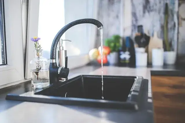 Zdjęcie Jak bezpiecznie wywiercić otwór w zlewie bez uszkodzeń – praktyczne porady